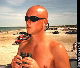 Kystlivredder Jeppe Bredahl Pedersen er reglementeret ifrt Wraparound-style-solbriller - Dog savnes en solhat ;-) 